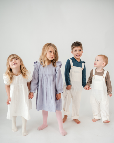 Children wearing organic cotton muslin clothing in neutral colours – GOTS certified double gauze – dress and overalls – Babu