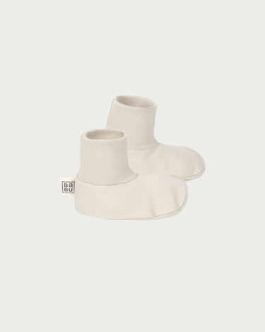 Organic cotton stay on newborn booties in oat beige – GOTS certified organic cotton – hospital bag essential baby gift – Babu