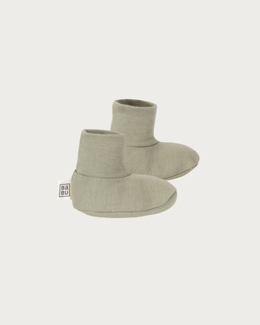 Organic cotton stay on newborn booties in sage green – GOTS certified organic cotton – hospital bag essential baby gift – Babu