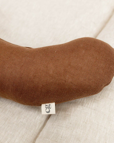 The Coco tummy time support aid is a great accessory for a newborns to help their floor time be more comfortable. Made from natural linen and filled with wool.